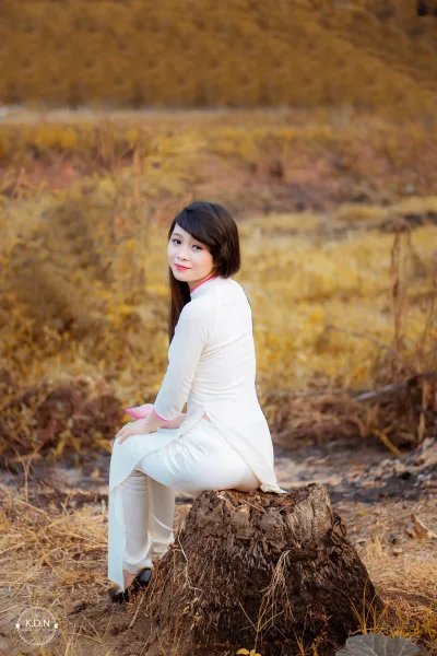 Áo dài trắng trang nhã đồng cỏ [1RAMNJ]