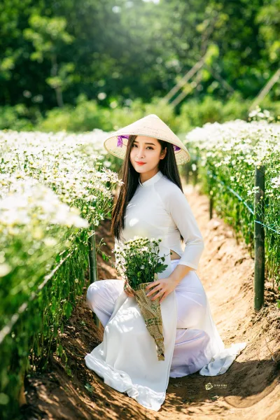 Khoảnh khắc áo dài trắng hiện đại hoa [E5BP5P]