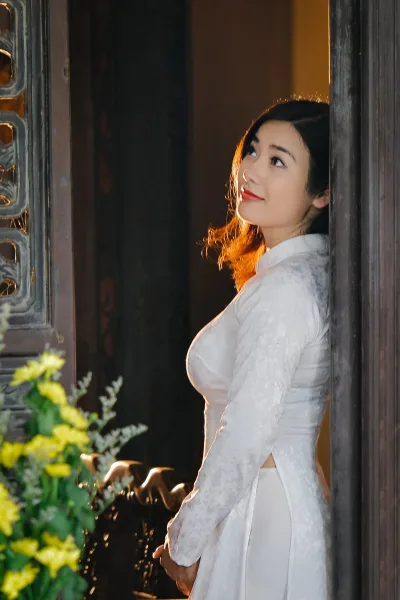 Áo dài trắng cổ kính thướt tha [EAOG9J]