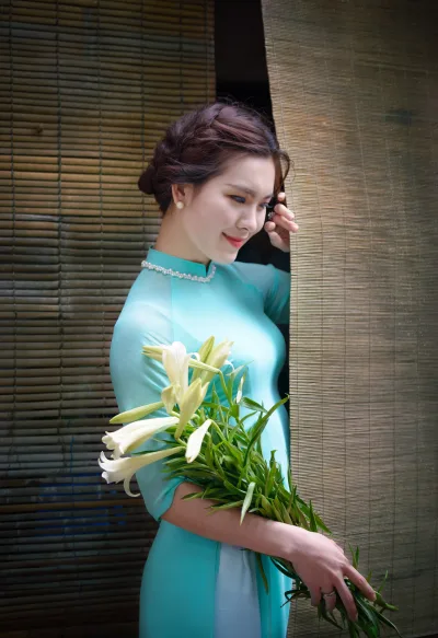 Áo dài trắng truyền thống [U7WKJM]