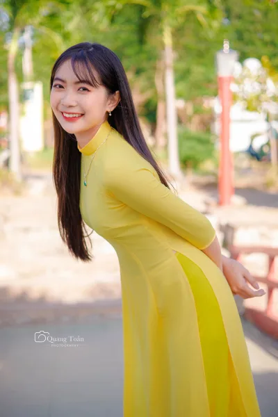 Áo dài vàng hồn nhiên hài hòa [8QJVAW]