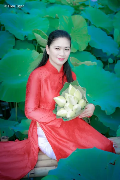 Áo dài trắng nét đẹp áo dài bên hồ duyên dáng [MDVUGS]