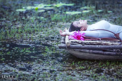 Áo dài trắng nằm cổ điển [LAPRZD]