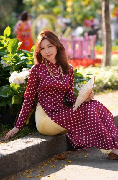 Áo dài đỏ gái xinh quý phái [O9IYD6]