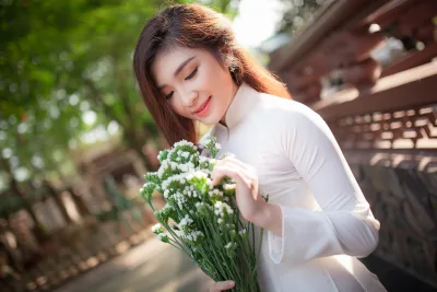 Hình ảnh áo dài trắng thanh tao hoa [W1JRXK]
