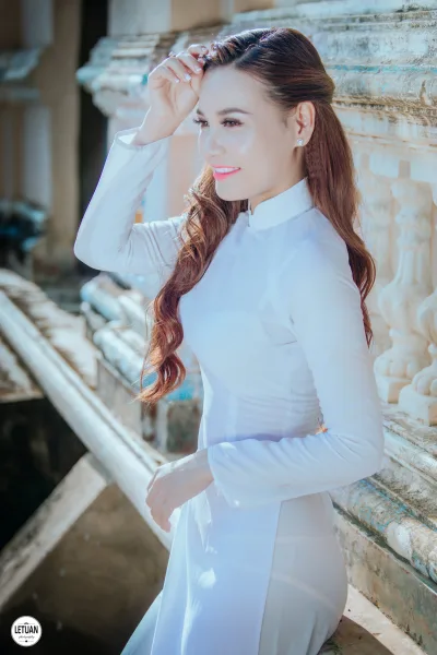 Nét Việt áo dài trắng lễ chùa [0JGX4W]