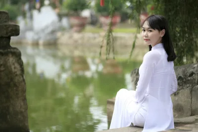Áo dài trắng bên hồ truyền thống [RCAIBK]