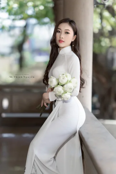 Áo dài trắng thiếu nữ hoa sen duyên dáng [NXB1VC]