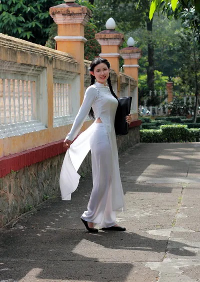 Áo dài trắng thiếu nữ thướt tha quý phái [RTOIIK]