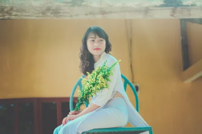 Áo dài trắng thanh tao ngồi dáng điệu đà [ZFFBRQ]