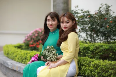 Áo dài vàng hình nền chị chị em em hài hòa [8OMQKW]