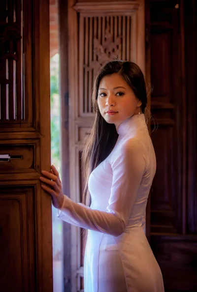 Áo dài trắng mong manh thướt tha [AOFZE8]