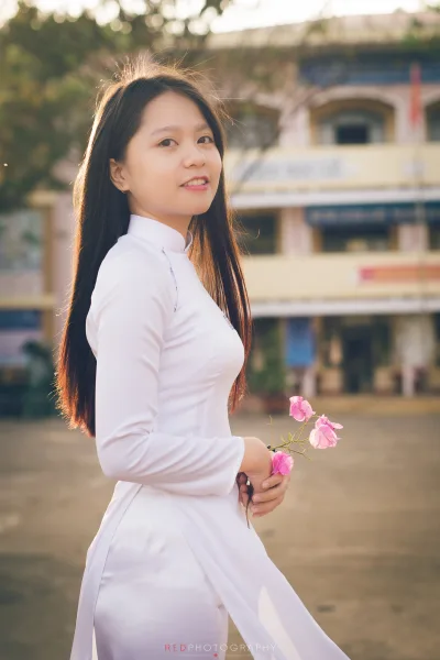 Áo dài trắng thanh thoát sân trường [CJDHKB]