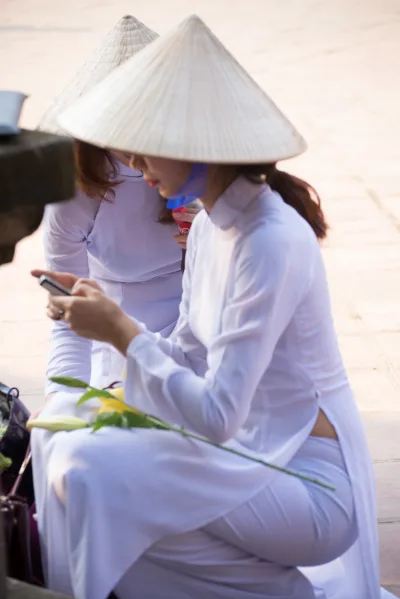 Vẻ đẹp áo dài trắng duyên dáng [PLFQI2]