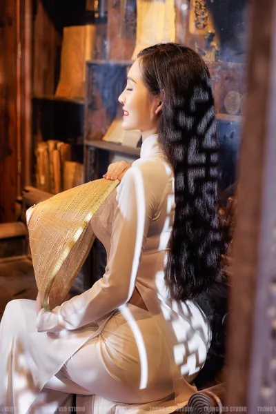 Áo dài trắng nữ tính nón lá [C99IJW]